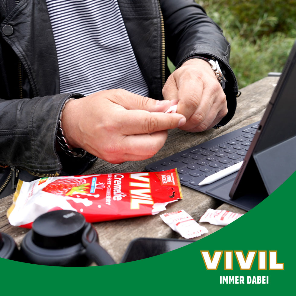 VIVIL Creme Life Erdbeere Bonbonverpackung beim Homeoffice VIVIL Creme Life Erdbeere Bonbonverpackung beim Homeoffice
