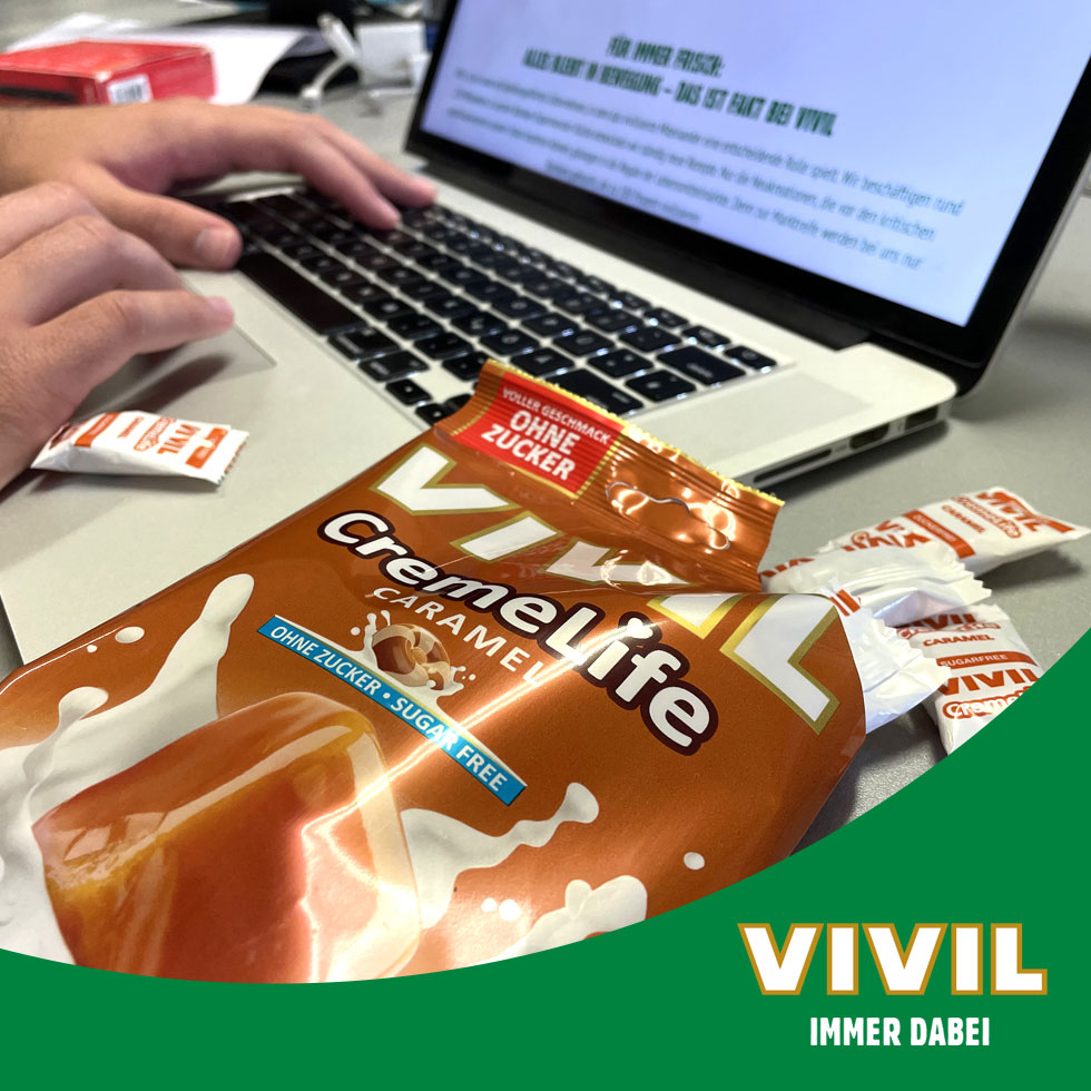 VIVIL Creme Life Caramel Bonbonverpackung neben Schreibtisch VIVIL Creme Life Caramel Bonbonverpackung neben Schreibtisch