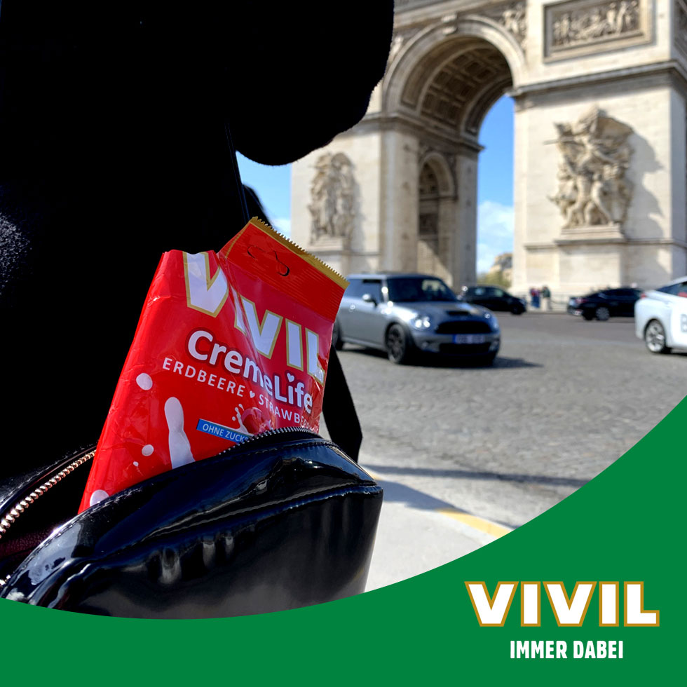 VIVIL Creme Life Erdbeere Bonbonverpackung in der Handtasche