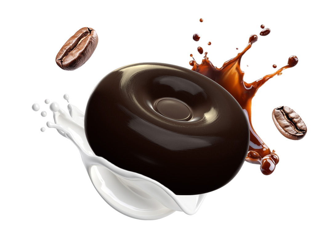 Dunkles, rundes Sahnebonbon mit Kaffeebohnen und Milchsplash