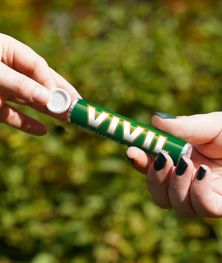 Pfefferminzpastille wird zwischen zwei Händen geteilt
