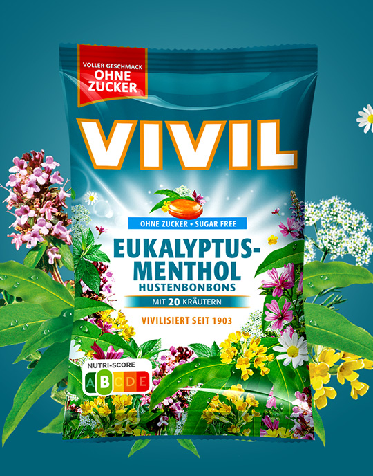 eine blaue Packung Eukalyptusbonbons auf blauem Hintergrund und Kräutern