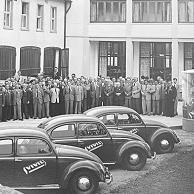 Geschichte 1952 VIVIL Belegschaft vor dem neuen Bürogebäude