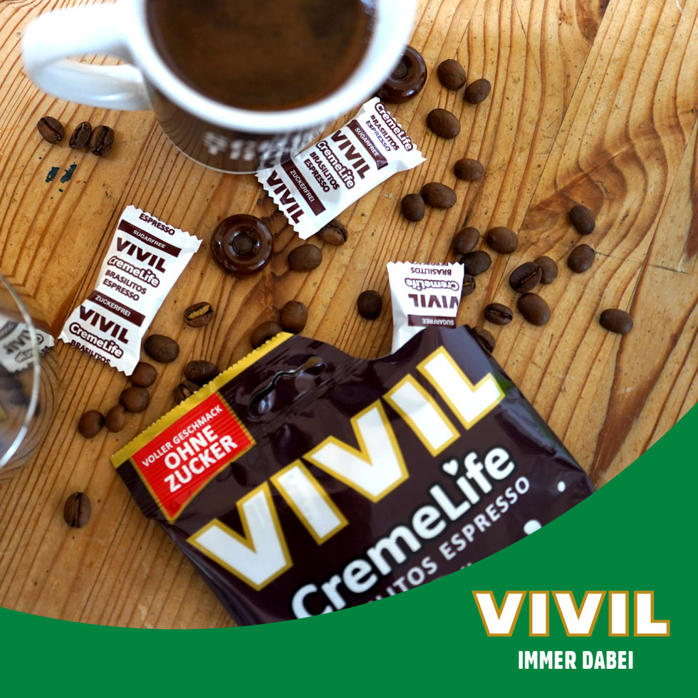 VIVIL Creme Life Brasilitos Bonbonverpackung neben Kaffeetasse