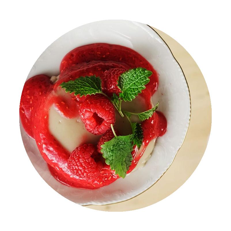 Himbeerpudding mit Pfefferminzblatt